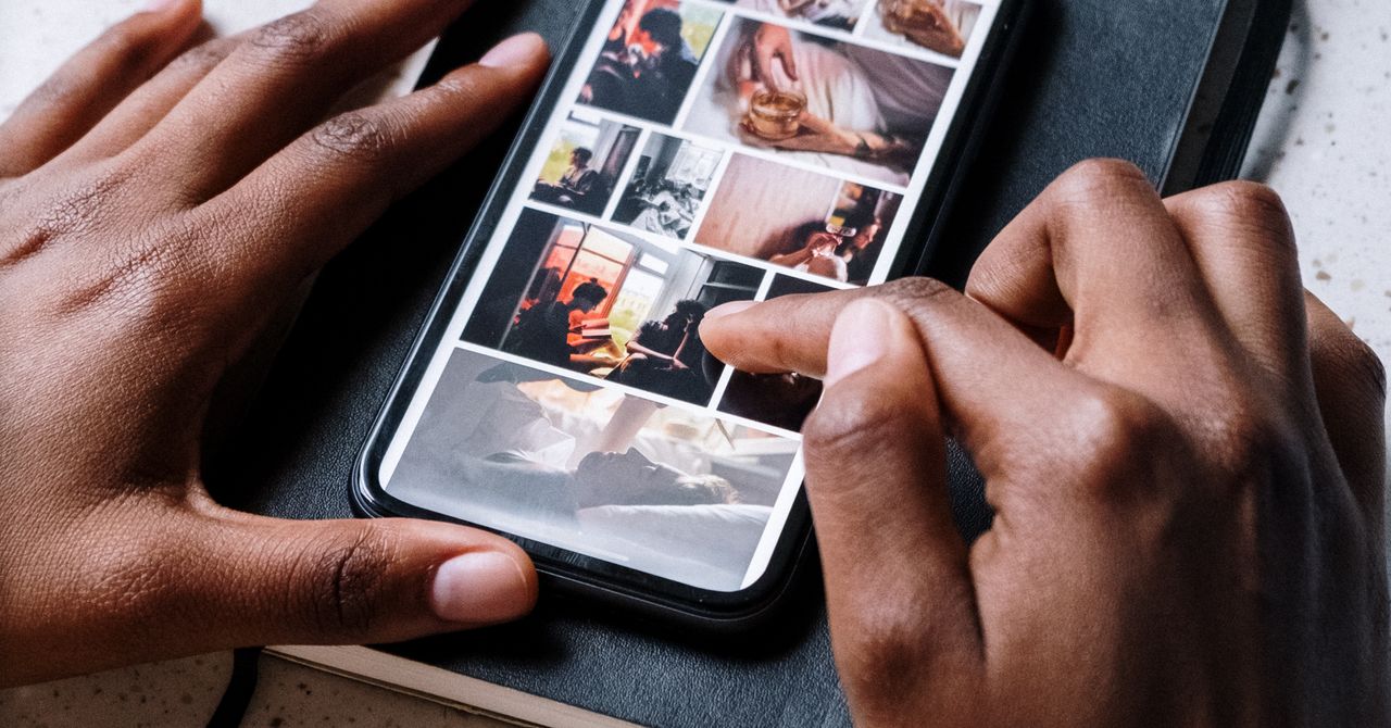 テーブルでスマートフォンの画面を確かめる手元の実写写真