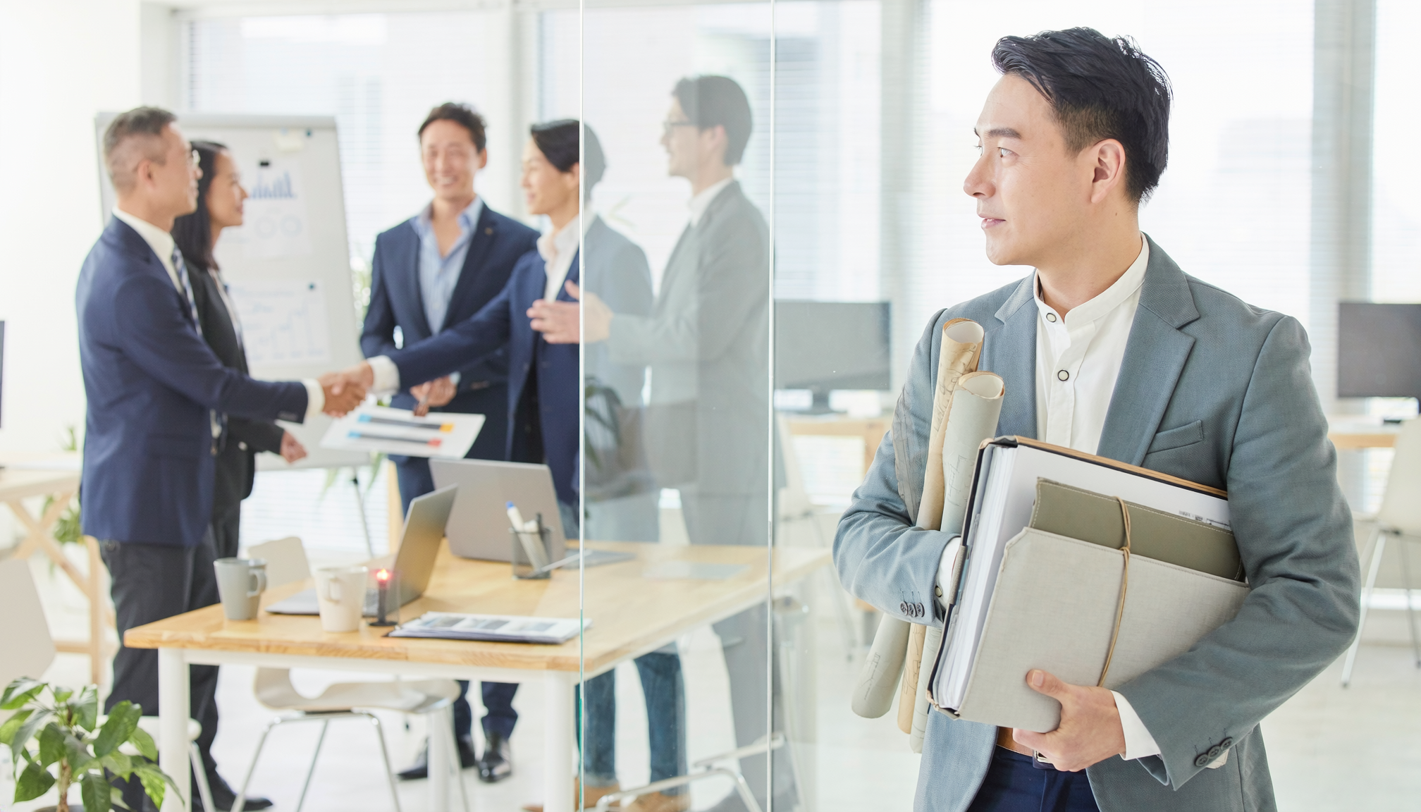 他人の成果を見る前に、自分と相手で異なる条件や役割を確認する場面