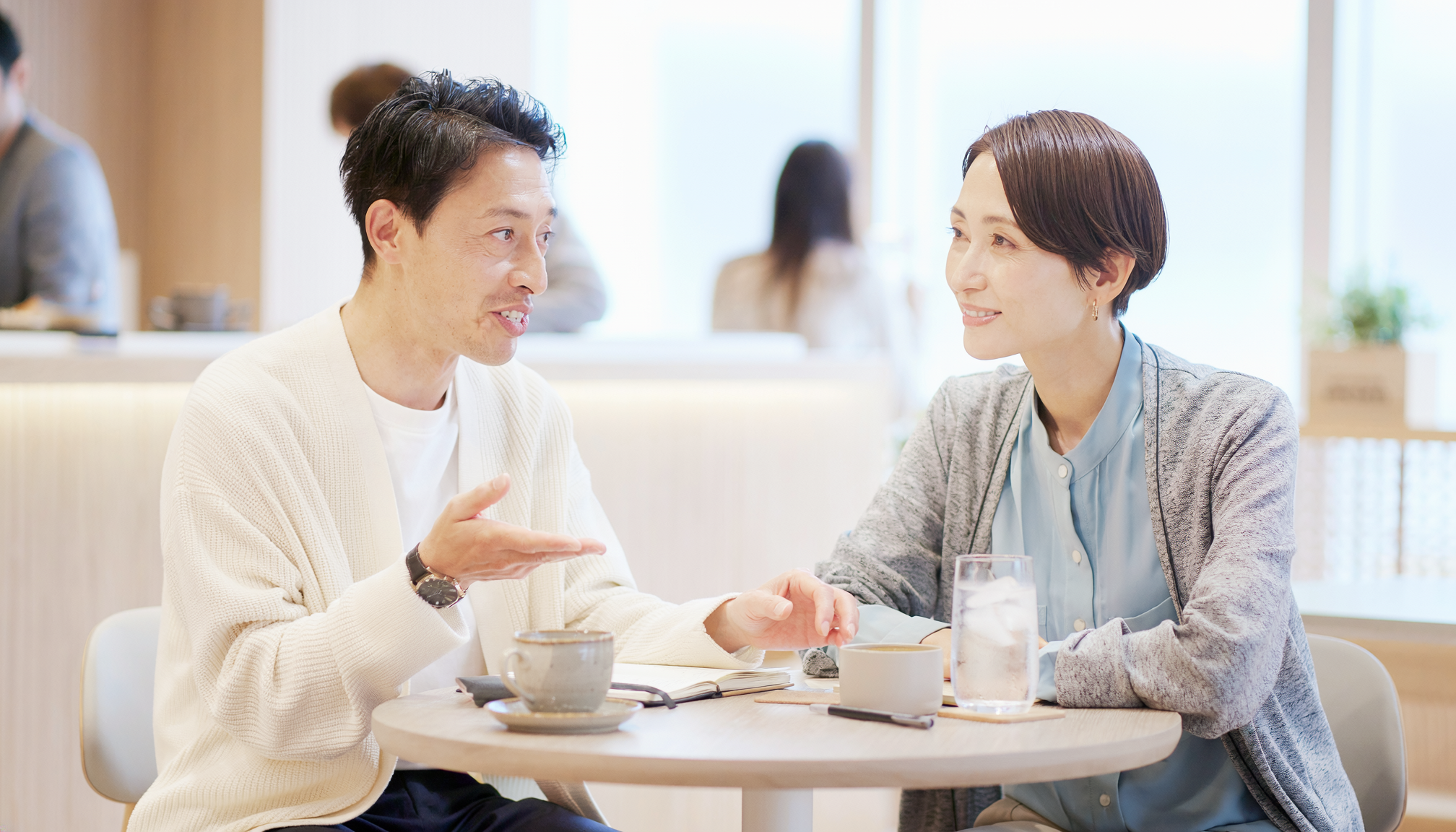 初対面で質問を重ねず、相手の返事に含まれる具体的な言葉を聞く場面