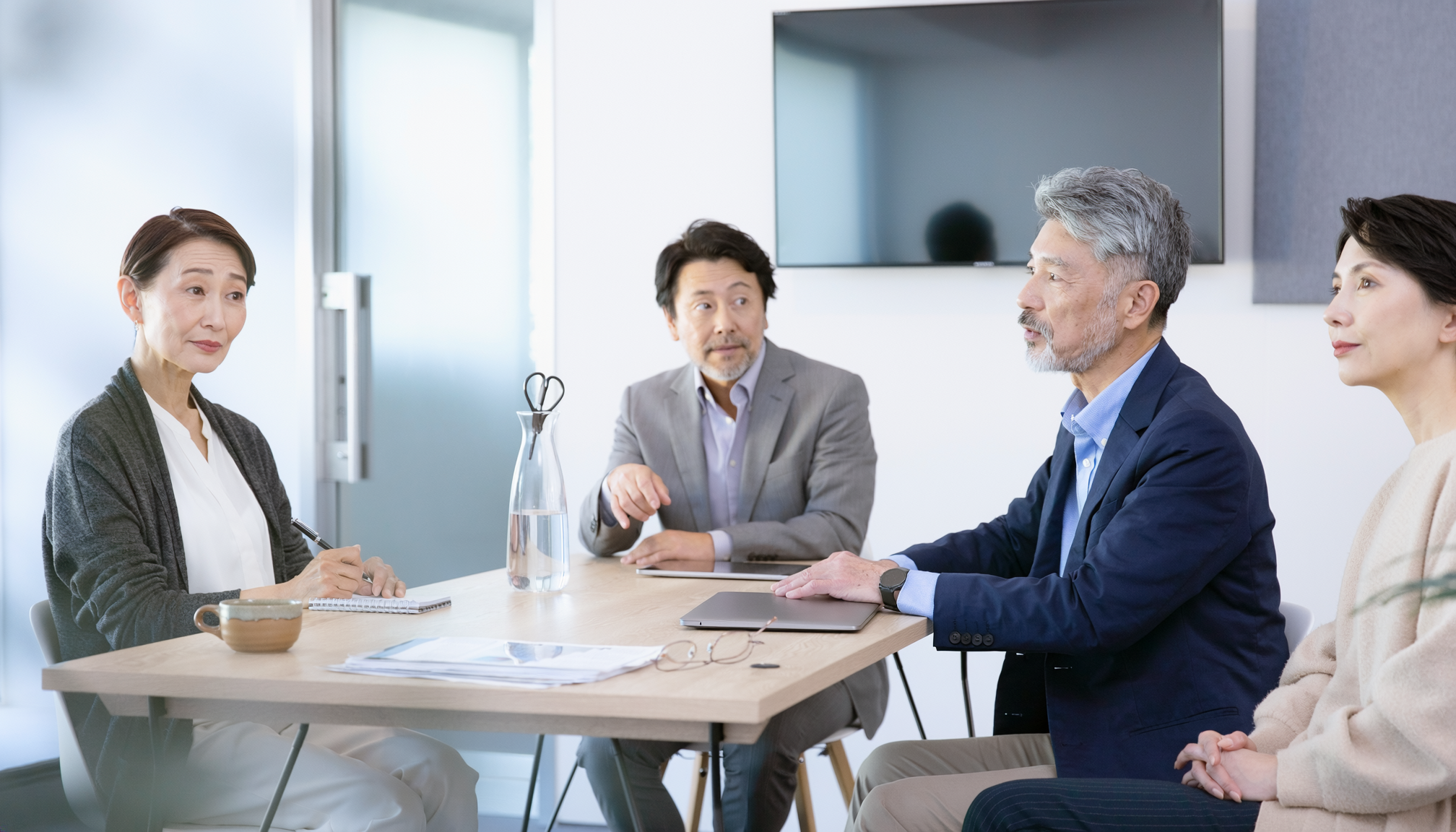 会議で見えた実際の反応と、頭の中で想像した評価を分けて考える場面